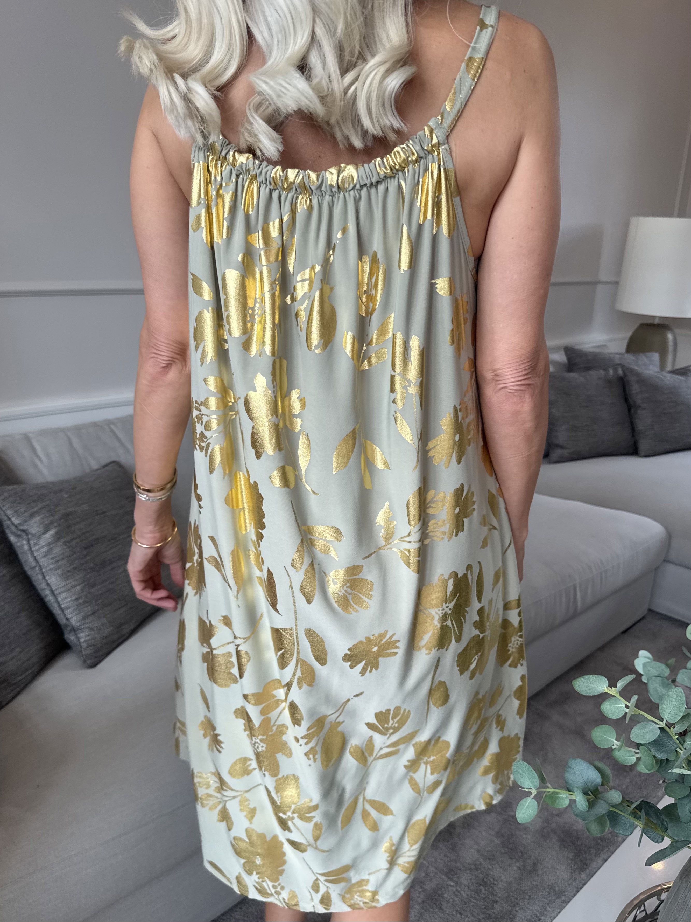 SunLove Gold Flower - Elastisk stropkjole med store guldblade